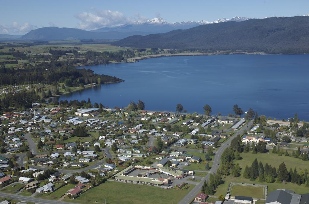 The Village Inn Hotel Te Anau Exterior photo