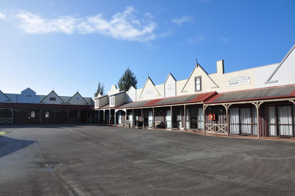 The Village Inn Hotel Te Anau Exterior photo