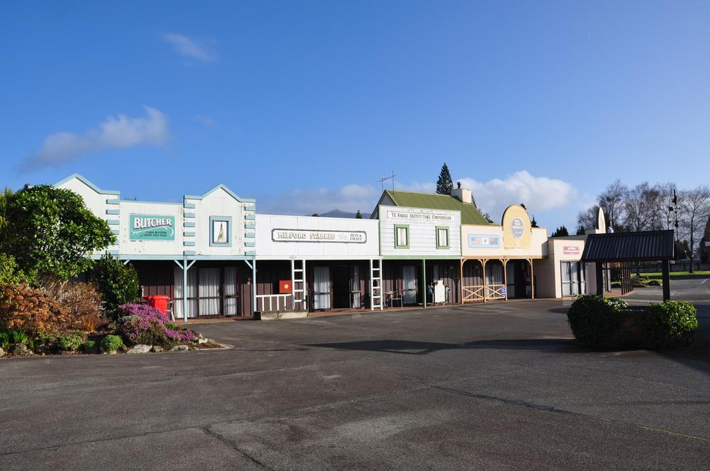 The Village Inn Hotel Te Anau Exterior photo