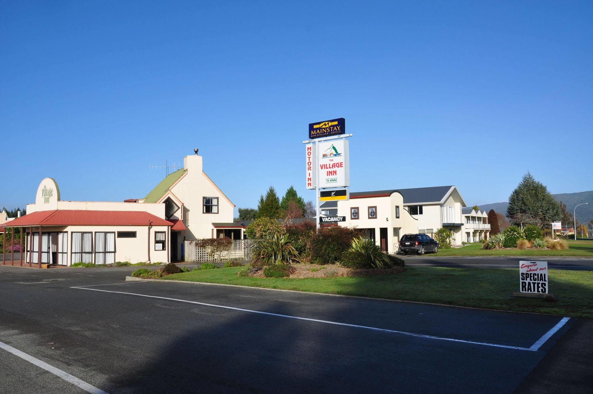 The Village Inn Hotel Te Anau Exterior photo